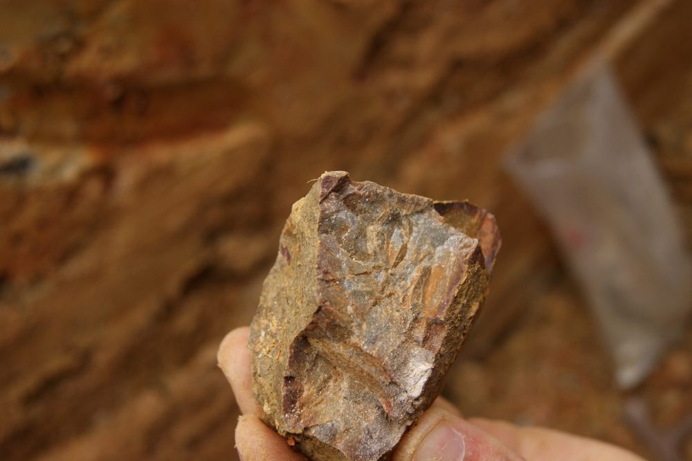 Pierre de quartz tenue en main